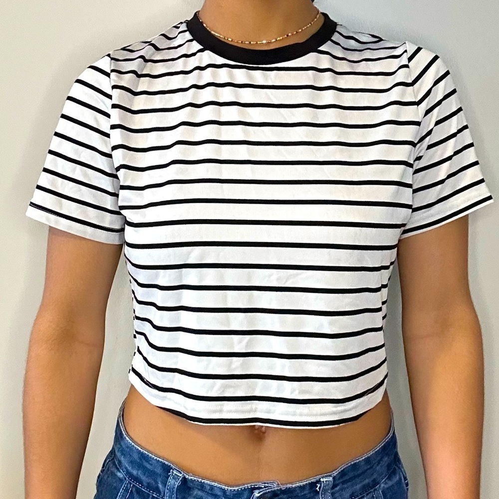 BLACK & WHITE CROPPED TOP
